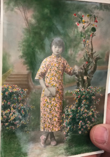 梁晋展示姑姑的照片。(美国《世界日报》/牟兰 翻拍) 梁晋展示姑姑的照片。(美国《世界日报》/牟兰 翻拍)