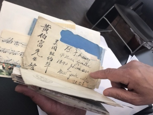 梁晋展示父亲黄伯富收到中国家人寄来的信件。(美国《世界日报》/牟兰 翻拍) 梁晋展示父亲黄伯富收到中国家人寄来的信件。(美国《世界日报》/牟兰 翻拍)