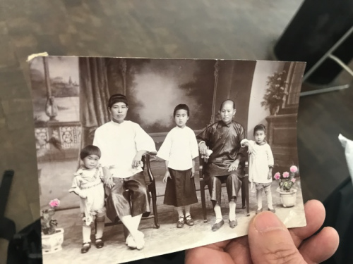 梁晋展示父亲家人在中国的照片。(美国《世界日报》/牟兰 翻拍) 梁晋展示父亲家人在中国的照片。(美国《世界日报》/牟兰 翻拍)
