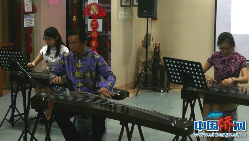 菲华第三代华人王金炼老师带着台湾女弟子在马尼拉演奏古筝《浪淘沙》。 关向东　摄