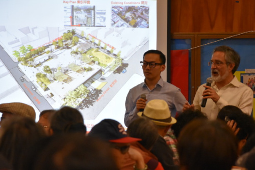 市议员佩斯金(右)及助理甄锦浩展示未来改建后的花园角公园，连接希尔顿饭店的天桥将被拆卸。(《世界日报》记者李秀兰／摄影)
