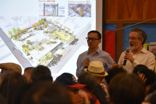 市议员佩斯金(右)及助理甄锦浩展示未来改建后的花园角公园,连接希尔顿饭店的天桥将被拆卸。(《世界日报》记者李秀兰/摄影) 市议员佩斯金(右)及助理甄锦浩展示未来改建后的花园角公园,连接希尔顿饭店的天桥将被拆卸。(《世界日报》记者李秀兰/摄影)