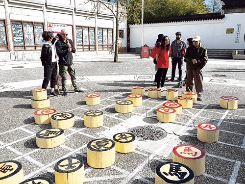 市民在文化中心广场下巨型象棋。（加拿大《星岛日报》/王学文 摄）