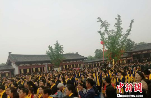 图为4月24日，千余人见证2018年杜甫故里诗词大会启幕。　刘鹏 摄