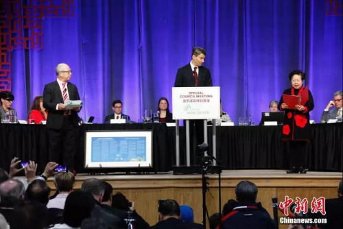 市长罗品信(Gregor Robertson)(中)代表市府就该市歧视华人的历史向华人社区正式道歉。<a target='_blank' href='http://www.chinanews.com/'>中新社</a>记者 余瑞冬 摄 市长罗品信(Gregor Robertson)(中)代表市府就该市歧视华人的历史向华人社区正式道歉。<a target='_blank' href='http://www.chinanews.com/'>中新社</a>记者 余瑞冬 摄