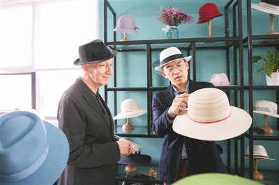 　　Dior帽饰设计师史蒂芬-琼斯在富美服饰参观交流。