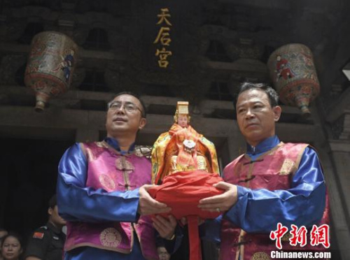 林金赞董事长(右)、瓦努阿图福建同乡会会长郑玉鹏(左)。 高亚成摄。 林金赞董事长(右)、瓦努阿图福建同乡会会长郑玉鹏(左)。 高亚成摄。