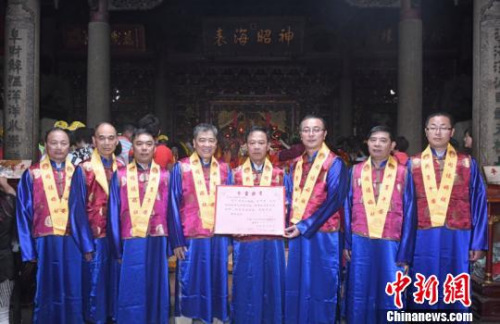 林金赞董事长向瓦努阿图福建总商会颁发湄洲妈祖分灵证书。 高亚成摄。 林金赞董事长向瓦努阿图福建总商会颁发湄洲妈祖分灵证书。 高亚成摄。