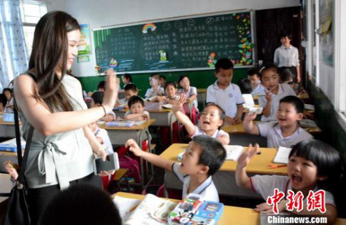 陈大江的孙女陈姵文与新民小学同学们互动。 张金川 摄 陈大江的孙女陈姵文与新民小学同学们互动。 张金川 摄