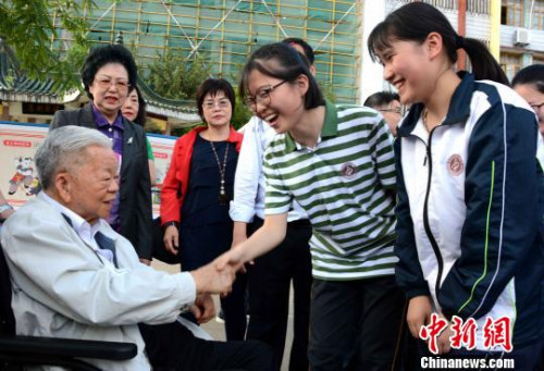 漳平一中的学生争相与陈大江握手,“欢迎大江爷爷回来”。 张金川 摄 漳平一中的学生争相与陈大江握手,“欢迎大江爷爷回来”。 张金川 摄
