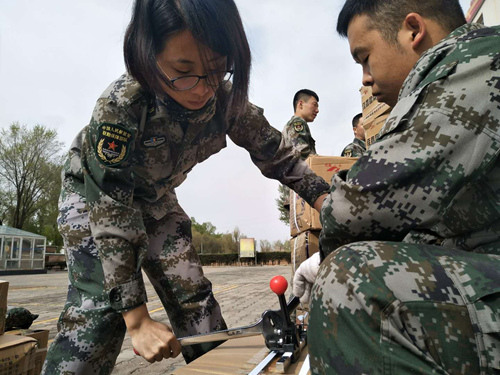 女士官董怡君正在海运马里物资打包装 女士官董怡君正在海运马里物资打包装