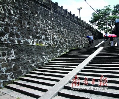 水寨大桥的40级台阶立体交叉旱拱人行道。 水寨大桥的40级台阶立体交叉旱拱人行道。