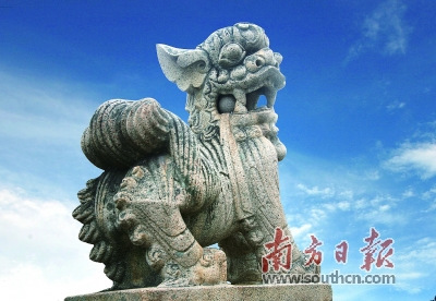 石狮口含一颗滚圆滑溜的石珠,手指轻轻一拨,便滚动自如,任凭怎么拨弄,石珠也取不出来,为众人称奇。 石狮口含一颗滚圆滑溜的石珠,手指轻轻一拨,便滚动自如,任凭怎么拨弄,石珠也取不出来,为众人称奇。