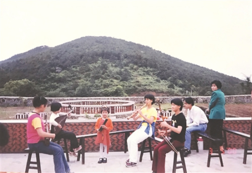 郑芳卉女儿陈琳（左三）正在演唱。