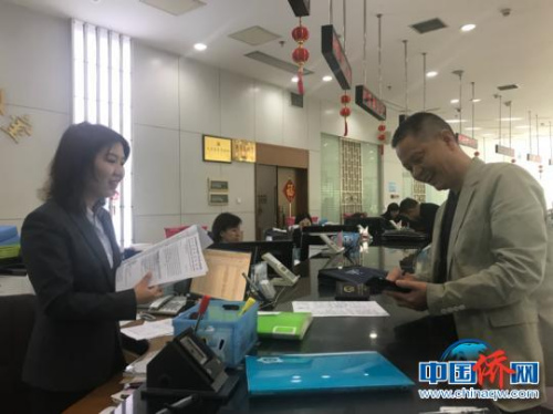 一位市民正在办理因公赴泰国业务。 一位市民正在办理因公赴泰国业务。