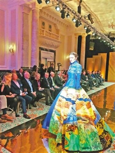 4月25日，推介活动中模特展示贵州绣娘制作的精美服装。 　　本报记者 许立群摄