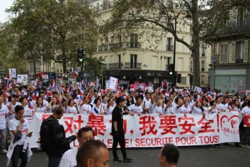 我们就是要“反暴力要安全”。 欧洲时报/ 黄冠杰、孔帆 我们就是要“反暴力要安全”。 欧洲时报/ 黄冠杰、孔帆