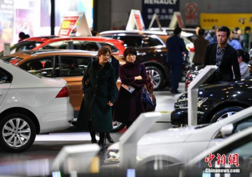 3月14日,新疆315国际车展吸引大量购车族。<a target='_blank' href='http://www.chinanews.com/'>中新社</a>记者 刘新 摄 3月14日,新疆315国际车展吸引大量购车族。<a target='_blank' href='http://www.chinanews.com/'>中新社</a>记者 刘新 摄