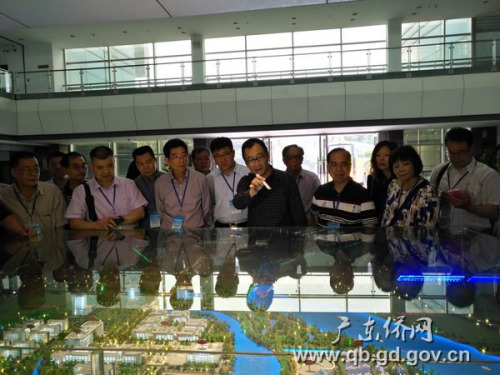 访问团参观顺德职业技术学校。