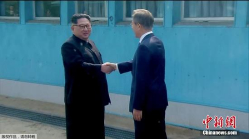 当地时间4月27日上午9时30分(北京时间8时30分)，朝鲜最高领导人金正恩从板门店跨越军事分界线，与韩国总统文在寅握手，实现初次会面。(视频截图)