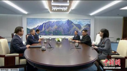 当地时间4月27日上午，韩国总统文在寅与朝鲜最高领导人金正恩在板门店韩方一侧“和平之家”2层会谈场所，正式举行首脑会谈。(电视截图)