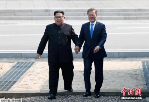 当地时间4月27日上午9时30分(北京时间8时30分),朝鲜最高领导人金正恩从板门店跨越军事分界线,与韩国总统文在寅握手,实现初次会面。 当地时间4月27日上午9时30分(北京时间8时30分),朝鲜最高领导人金正恩从板门店跨越军事分界线,与韩国总统文在寅握手,实现初次会面。