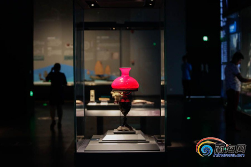 　中国(海南)南海博物馆展馆内展出的19世纪的琉璃台灯。南海网记者刘洋摄