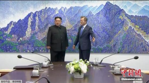 当地时间4月27日上午,韩国总统文在寅与朝鲜最高领导人金正恩在板门店韩方一侧“和平之家”2层会谈场所,正式举行首脑会谈。(电视截图) 当地时间4月27日上午,韩国总统文在寅与朝鲜最高领导人金正恩在板门店韩方一侧“和平之家”2层会谈场所,正式举行首脑会谈。(电视截图)