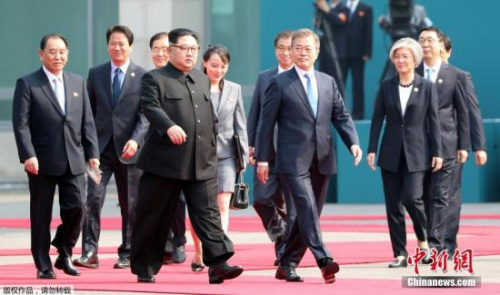 当地时间4月27日上午9时30分(北京时间8时30分)，朝鲜最高领导人金正恩从板门店跨越军事分界线，与韩国总统文在寅握手，实现初次会面。