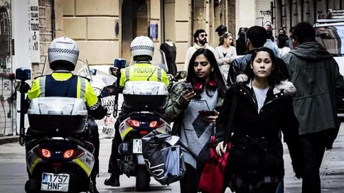 警察在街上巡逻(来源:《先锋报》) 警察在街上巡逻(来源:《先锋报》)