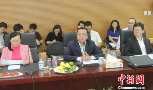 图为黄溪连大使(中)在座谈会上讲话。 林永传 摄 图为黄溪连大使(中)在座谈会上讲话。 林永传 摄
