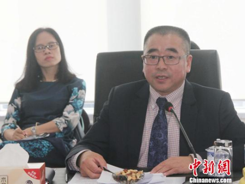 图为印尼中国商会总会会长、中油国际(印尼)公司总裁宫本才在座谈会上分享了开拓印尼市场的经验和体会。 林永传 摄 图为印尼中国商会总会会长、中油国际(印尼)公司总裁宫本才在座谈会上分享了开拓印尼市场的经验和体会。 林永传 摄