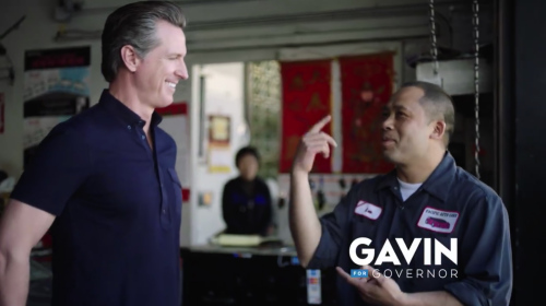 美国加州州长候选人、现任加州副州长纽森(Gavin Newsom)发布的电视竞选广告截图。(美国《世界日报》/视频截图) 美国加州州长候选人、现任加州副州长纽森(Gavin Newsom)发布的电视竞选广告截图。(美国《世界日报》/视频截图)
