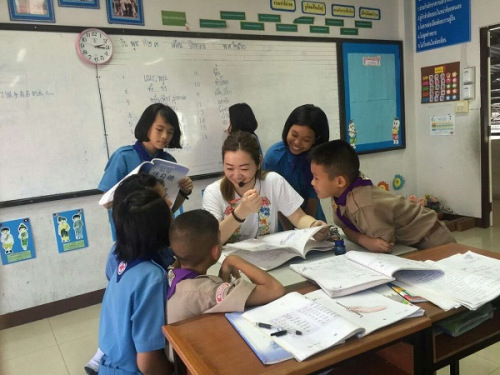 刘海艳老师在泰国达府达光学校悉心辅导学生。