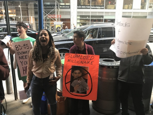 纽约包厘街85号租户26日来到纽约市楼宇局门前抗议并提交公开信，要求楼宇局给出确切的回家日期。(美国《世界日报》╱和钊宇 摄)