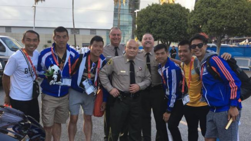 蔡雄(中)与来洛杉矶参加世界警消竞赛的中国香港警察选手们合影。(美国《世界日报》╱洛县警局脸书) 蔡雄(中)与来洛杉矶参加世界警消竞赛的中国香港警察选手们合影。(美国《世界日报》╱洛县警局脸书)