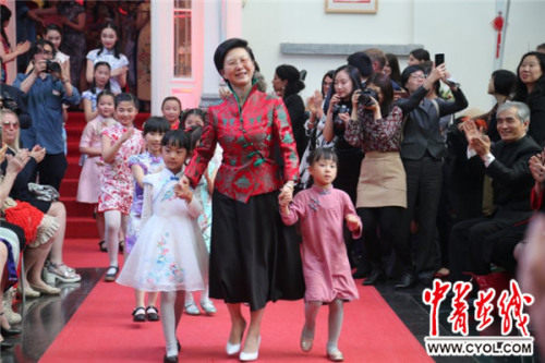 中国驻欧盟使团阳光学校学生在展览开幕式上走秀。鞠辉/摄