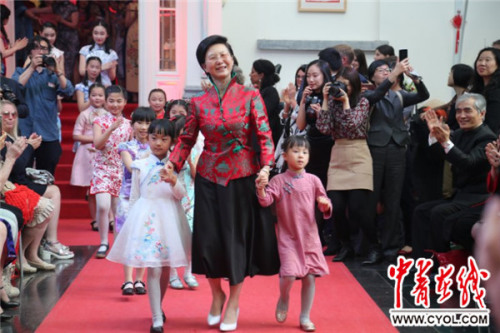 中国驻欧盟使团阳光学校学生在展览开幕式上走秀。鞠辉/摄 中国驻欧盟使团阳光学校学生在展览开幕式上走秀。鞠辉/摄
