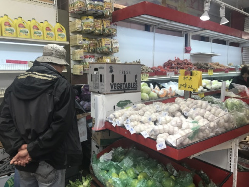 本周内华人超市大蒜平均价格为两条1.99元左右。(记者牟兰／摄)