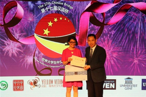 中国驻比利时使馆教育参赞郑保国向获得第十七届“汉语桥”世界大学生中文比赛比利时赛区冠军的李想颁发获奖证书。鞠辉/摄