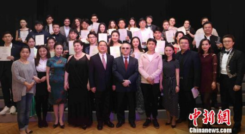 4月30日，中俄首届“育才杯”暨俄罗斯格涅辛音乐学院器乐、声乐公开赛在莫斯科闭幕，部分参赛者和评委合影。　王修君 摄