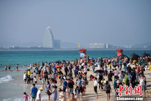 资料图:三亚的海滩挤满游客 洪坚鹏 摄 资料图:三亚的海滩挤满游客 洪坚鹏 摄