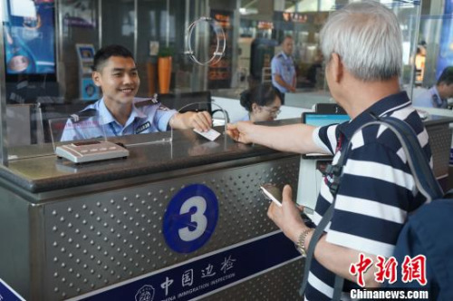 图为边检工作人员为旅客服务。 图为边检工作人员为旅客服务。