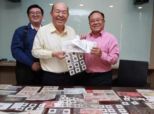 收藏家符树波(右)将珍藏的珍贵钱币和邮票，赠与马来西亚华人博物馆。图为博物馆委员会主席吴德芳(中)接领。(图片来自星洲日报)