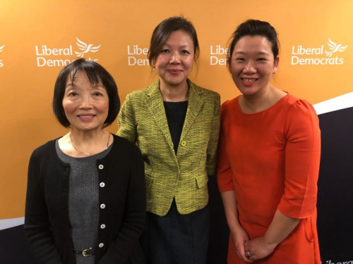 杜淑真和另两位自民党华人候选人Linda Chung(左)及 Sarah Cheung Johnson(右)