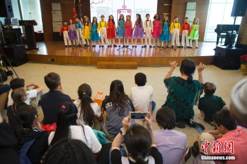 当地时间5月3日，2018年“感知中国——美国中小学生走进总领馆”活动在中国驻纽约总领馆举行，美国学生演唱歌曲《让我们荡起双桨》。 <a target='_blank' href='http://www.chinanews.com/'>中新社</a>记者 廖攀 摄