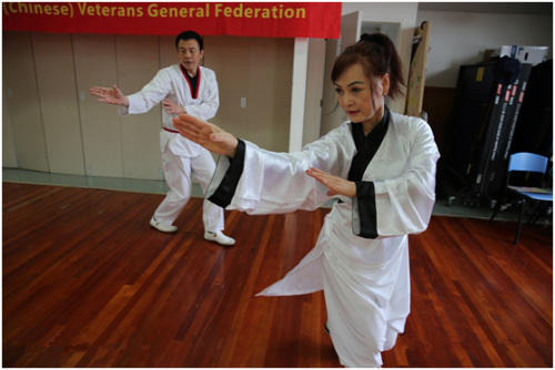李蔷薇带领学员练武