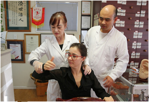 李蔷薇教授为新西兰当地人进行传统推拿治疗
