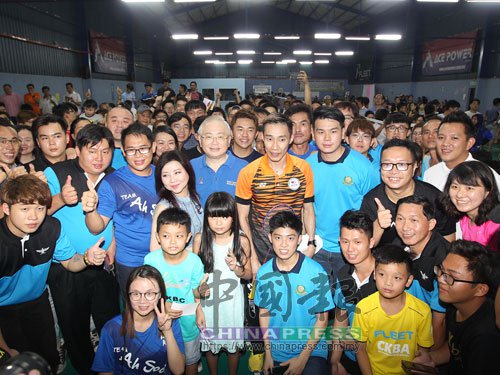 李宗伟和到场的永平球迷们大合照。（马来西亚《中国报》）