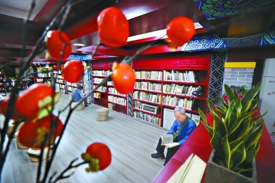 市民们在角楼图书馆古色古香的空间中体会阅读的乐趣。本报记者 饶强摄